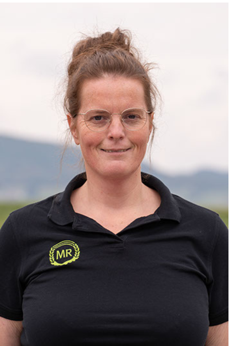 Frau mit Brille und schwarzem Shirt