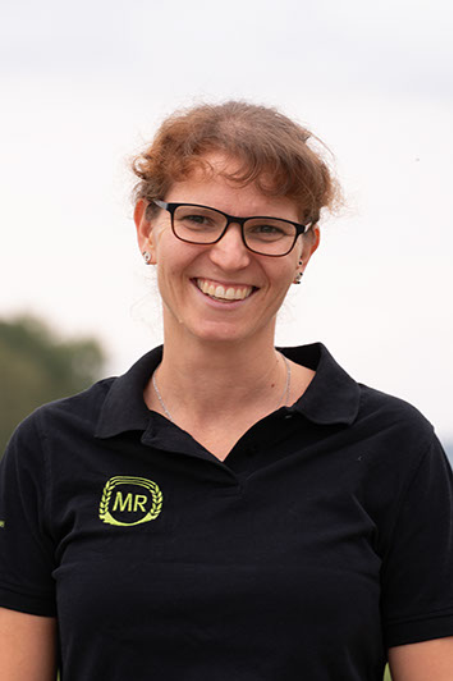 Lächelnde Frau mit Brille