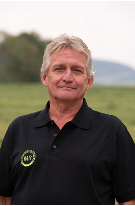 Mann in schwarzem Shirt